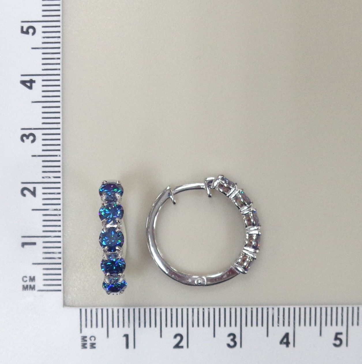 Серебряные серьги-конго с синими муассанитами